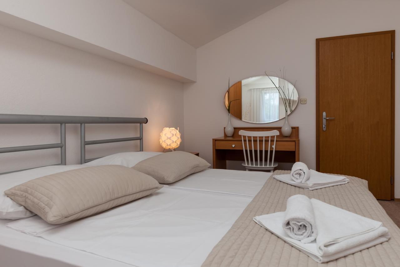 Villa Livia Apartments Бол Экстерьер фото